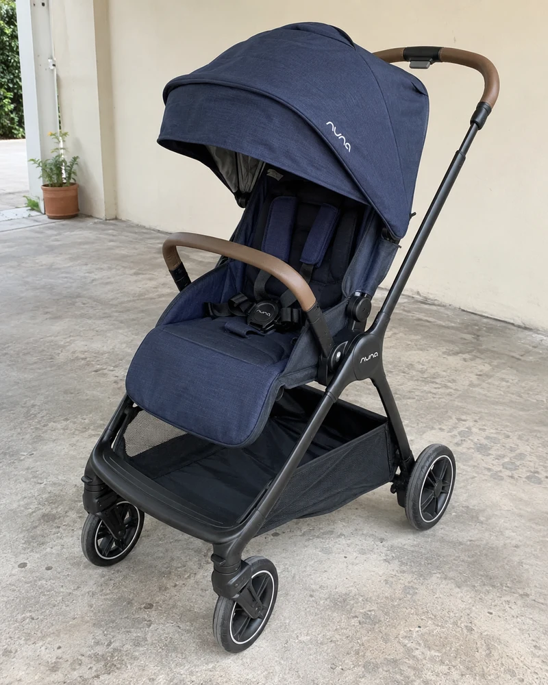Nuna TRIV stroller in navy fabric